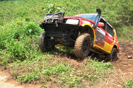 Mãn nhãn với màn đua ô tô địa hình giữa lòng Hà Nội